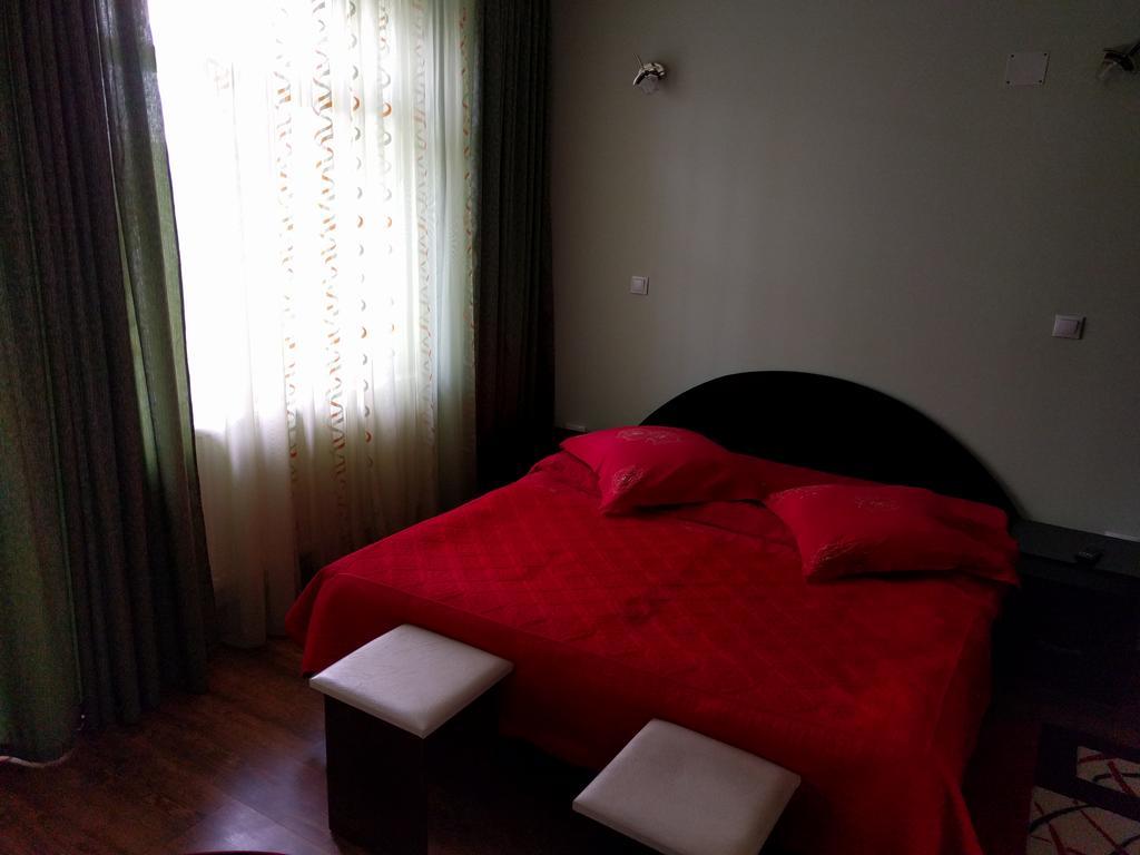 Отель Casa Cu Pauni Maracineni Экстерьер фото