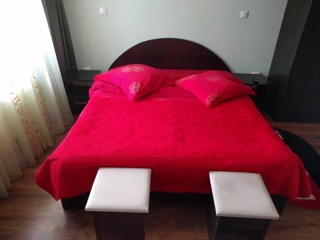 Отель Casa Cu Pauni Maracineni Экстерьер фото