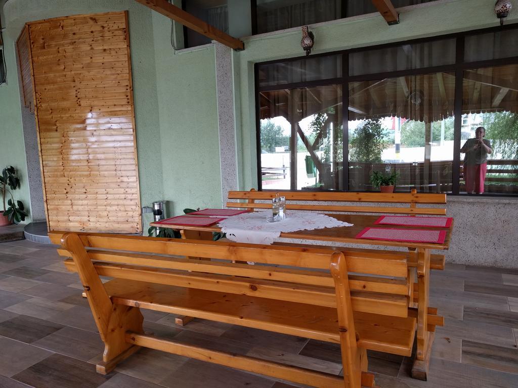 Отель Casa Cu Pauni Maracineni Экстерьер фото